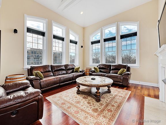 3rd image of 3156 N Paulina St #4