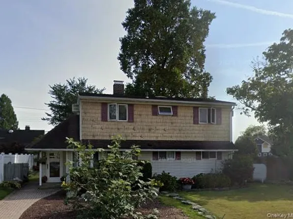 2 Bent Lane, Levittown, NY 11756