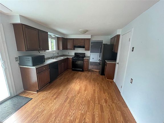 3rd image of 25 Hanson Cir