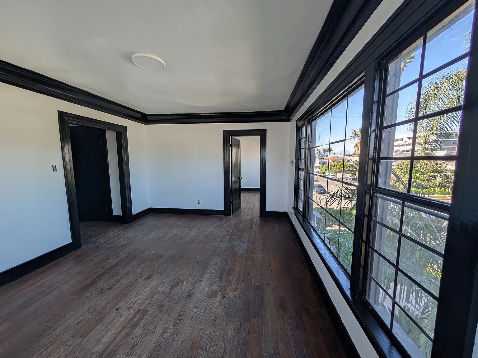 3 bed, 900 sqft, $2,800 — Photo 2