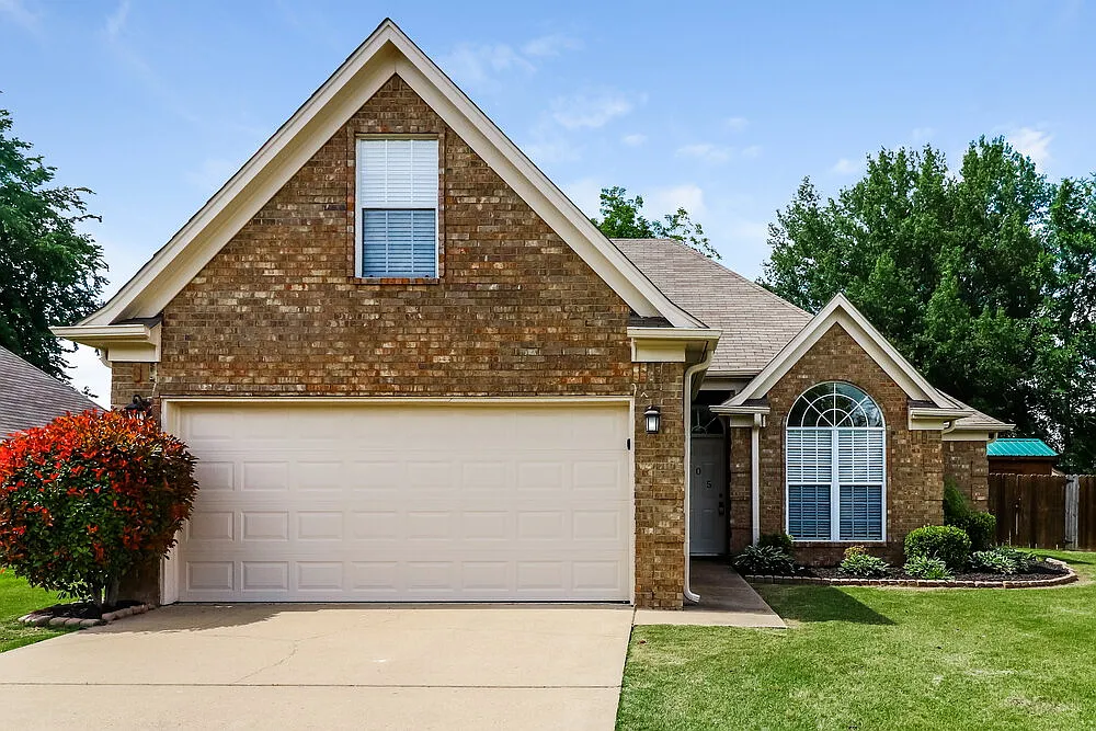 3 bed, 2.0 bath, 1502 sqft, $2,570 — Photo 1