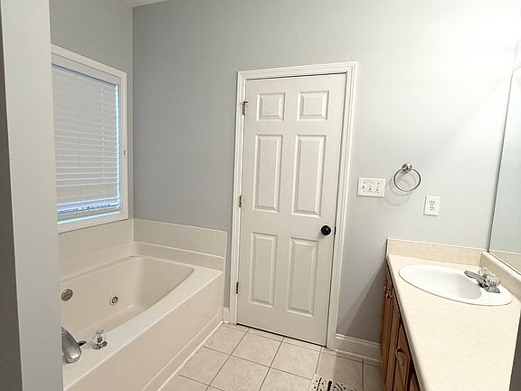 4th image of 158 River Park Cir