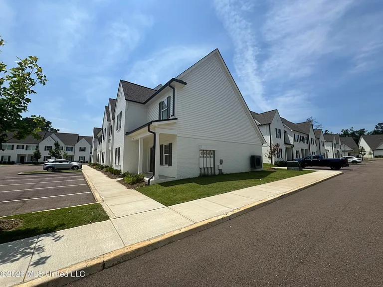 701 Southview Dr — Photo 3
