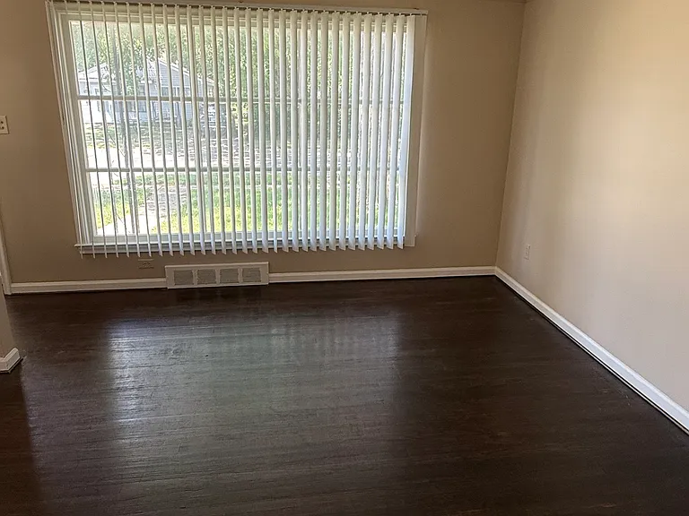 24425 Florence St — Photo 4
