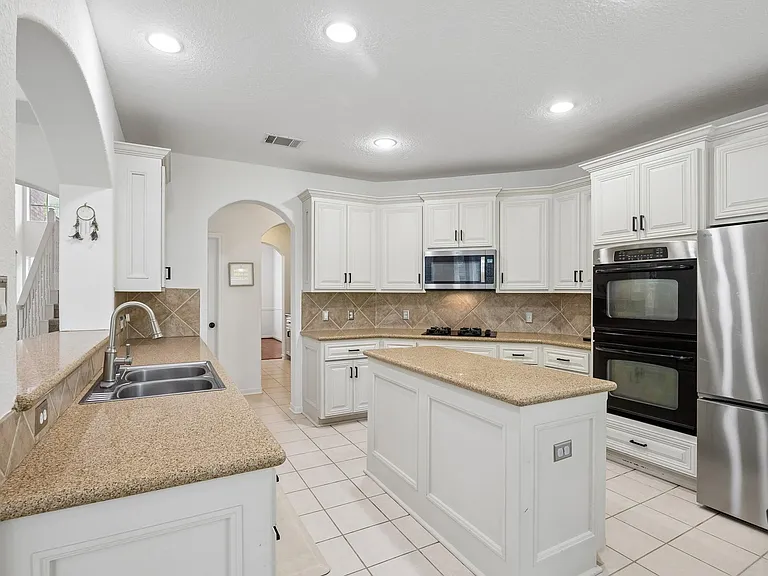 14 Guinevere Pl — Photo 11