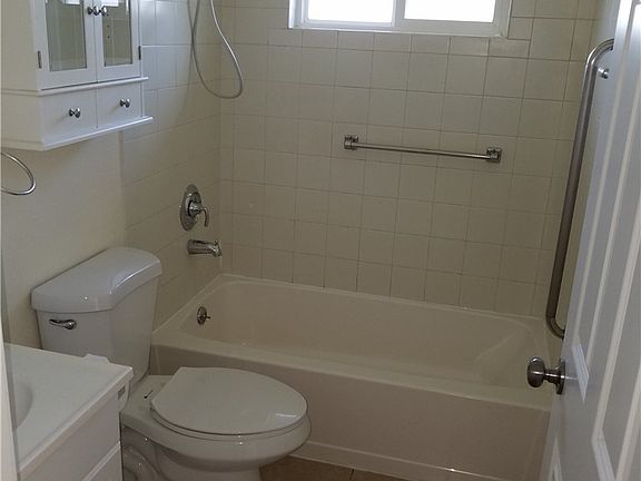 5th image of 12110 218th Avenue Ct E