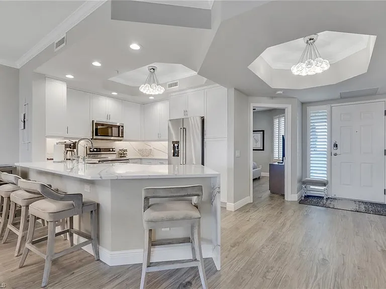 420 Cove Tower Dr #802 — Photo 3
