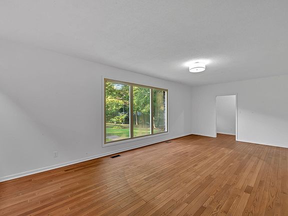 5th image of 1352 Woodpointe Dr