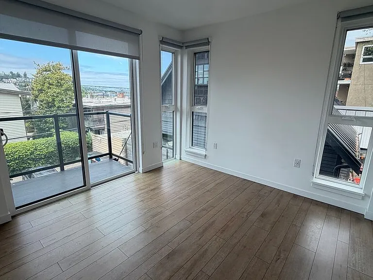 Welcome to Lakeview! - Live in Luxury & Style in the heart of Eastlake — Photo 31