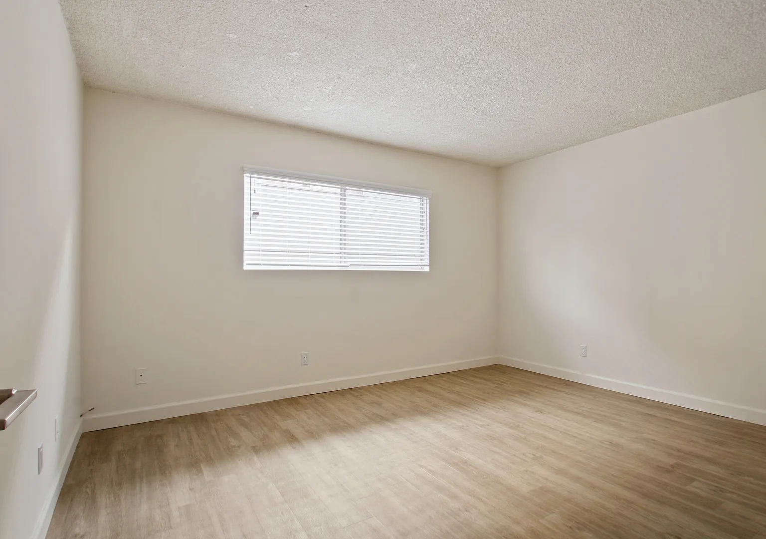 Barry Avenue Apartments — Photo 3