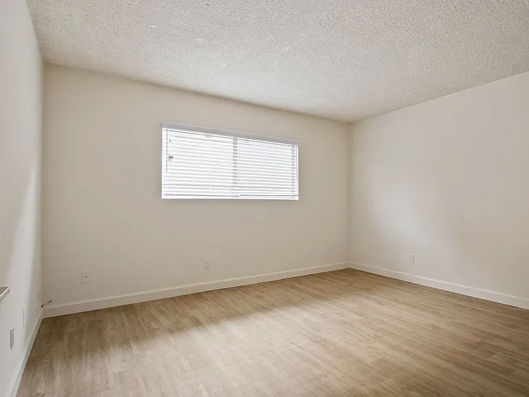 1456-60 Barry Ave — Photo 3