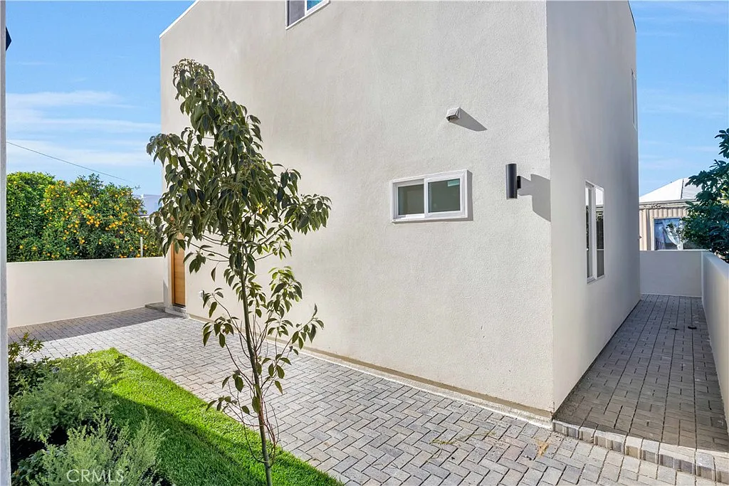 Photo 2 of 20 - 10905 Dalerose #C - Inglewood, CA Building Photo - 10905 Dalerose #C