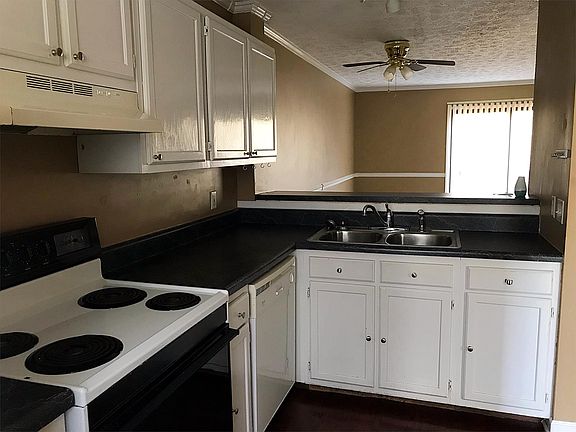 3rd image of 636 Shadywood Ln