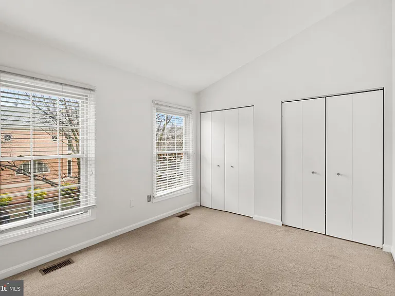 1120 S Kenwood Ave — Photo 24