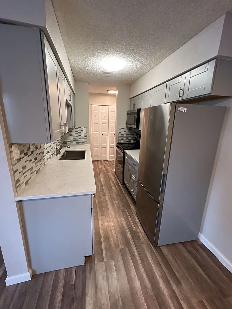 Updated 2 bedroom 1 bath Garden Level Apartment Near DTC — Photo 4