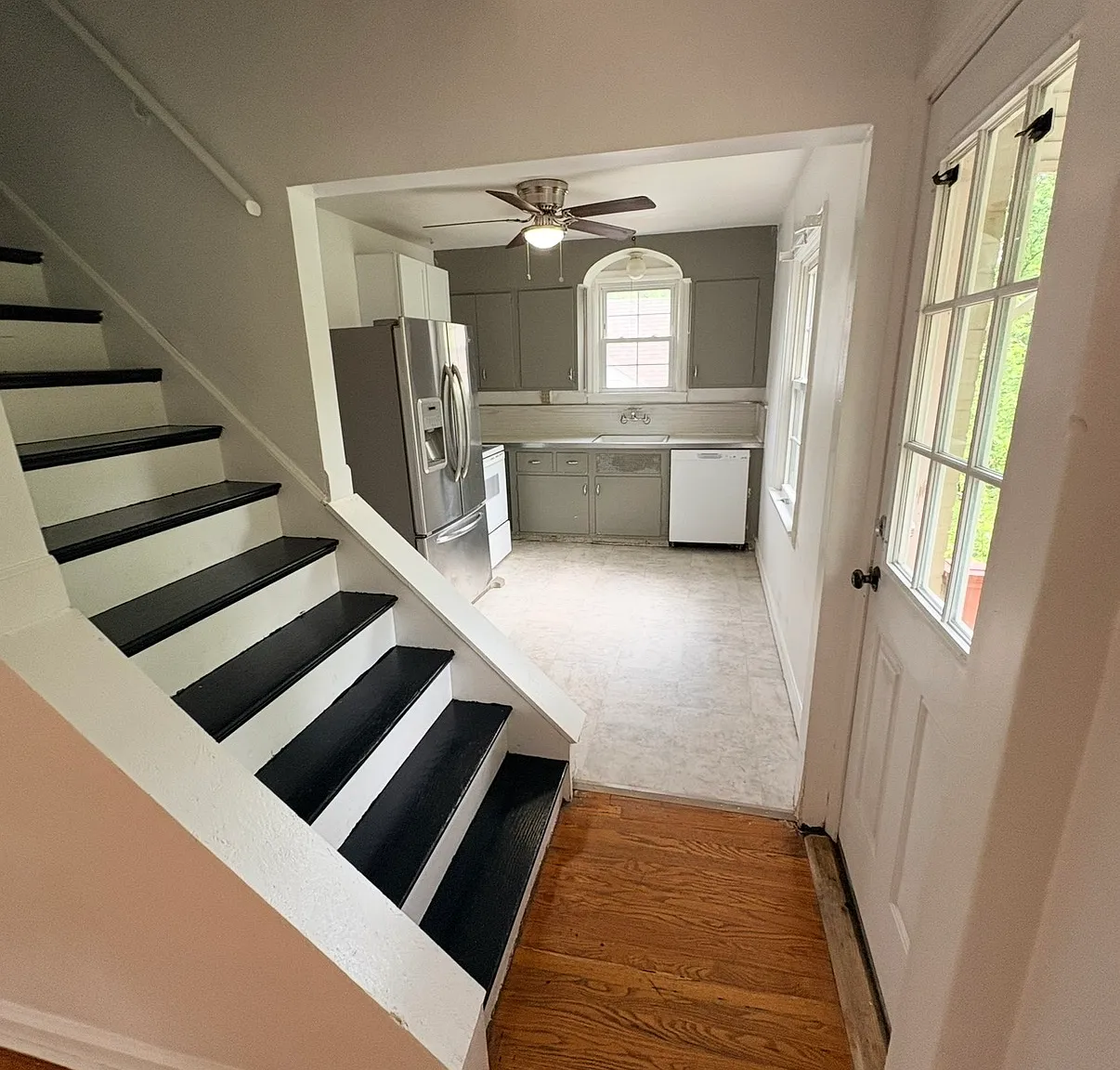 3 bed, 1050 sqft, $2,000 — Photo 4