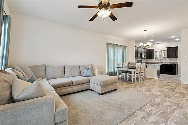 3 bed, 2.0 bath, 1321 sqft, $1,600 — Photo 3