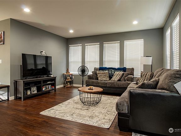 4th image of 813 W Grand Boulevard