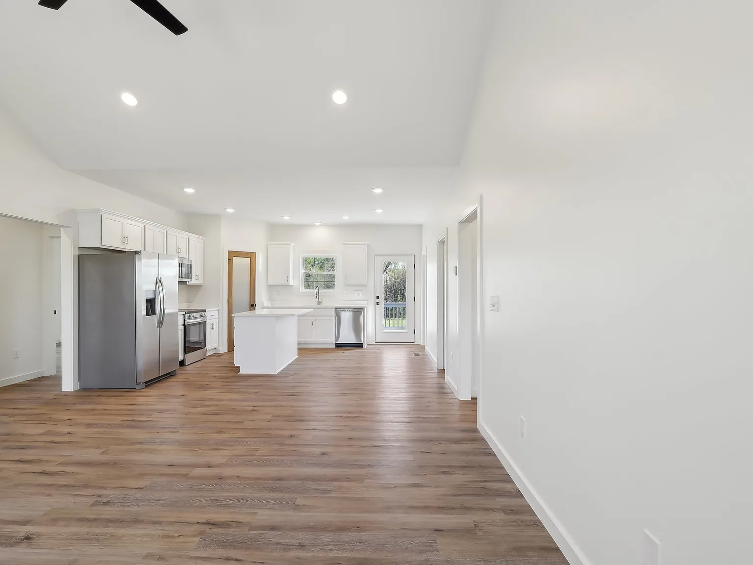 3 bed, 1452 sqft, $1,995 — Photo 4