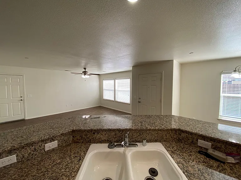 2109 Bella Oaks Dr — Photo 32