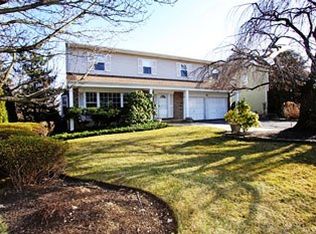 41 Carriage Rd, Roslyn, NY 11576