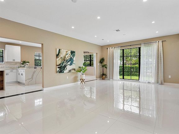 5th image of 1500 Biarritz Dr