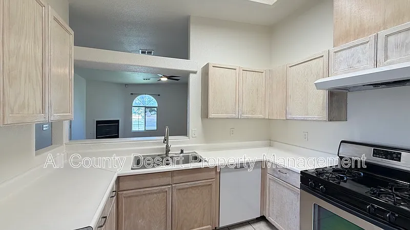 3 bed, 2.0 bath, 1354 sqft, $2,195 — Photo 4