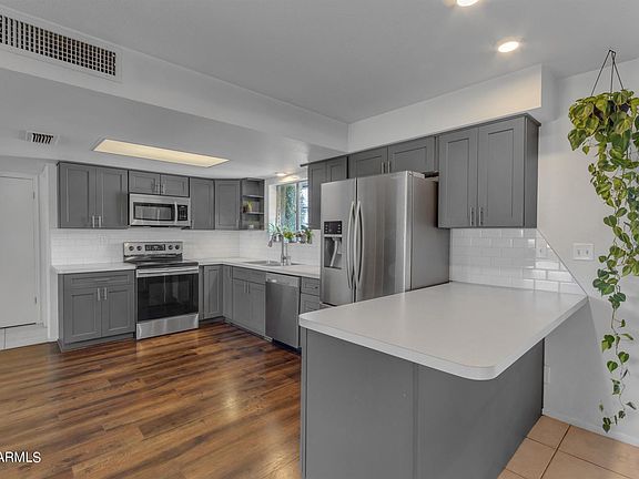 2nd image of 2516 E Golden St