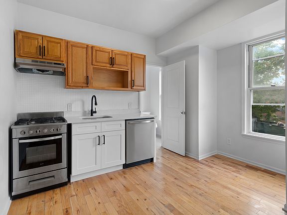 2nd image of 923 Elm St APT 2B