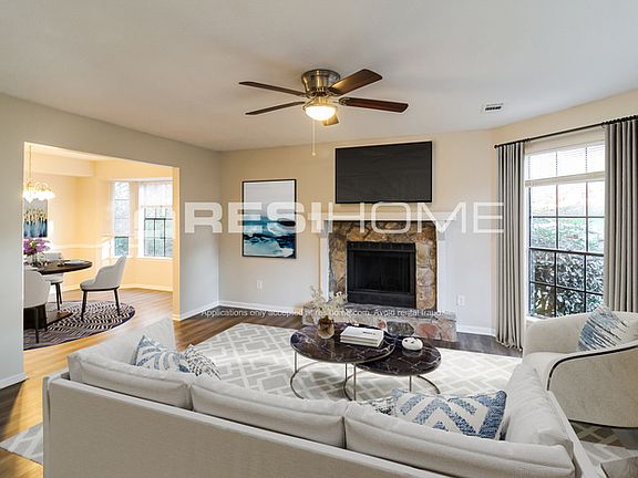4th image of 915 Mainstreet Lake Dr