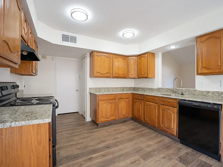 1513 Liberty Ln — Photo 6