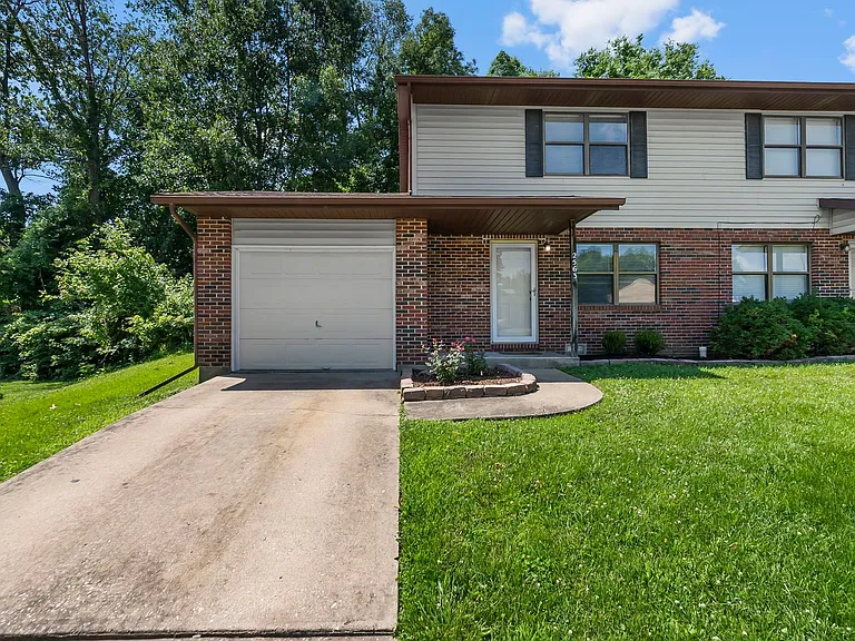 2563 Lisa Dr — Photo 1
