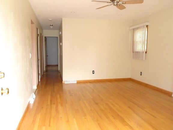 3rd image of 320 Orchard St