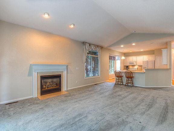 4th image of 470 Bluebird Ln