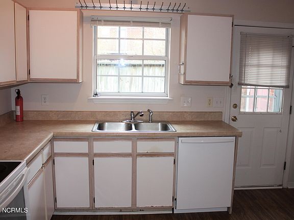 4th image of 3303 Parkway Ct