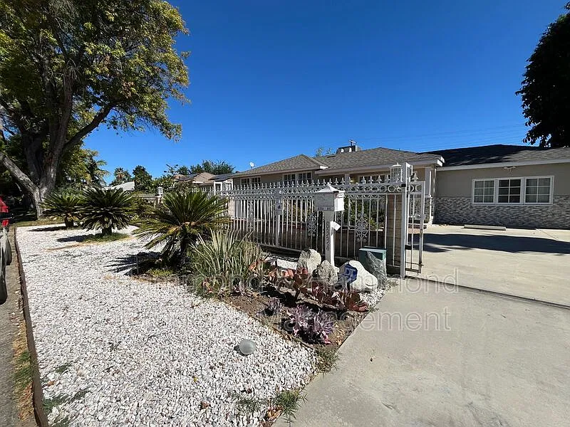 3 bed, 2.0 bath, 1471 sqft, $3,995 — Photo 2