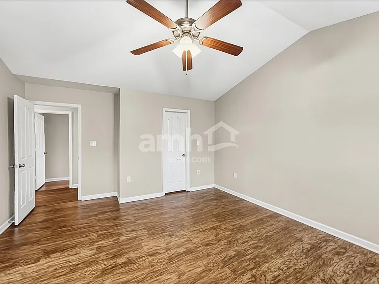410 Lind Point Ln — Photo 8