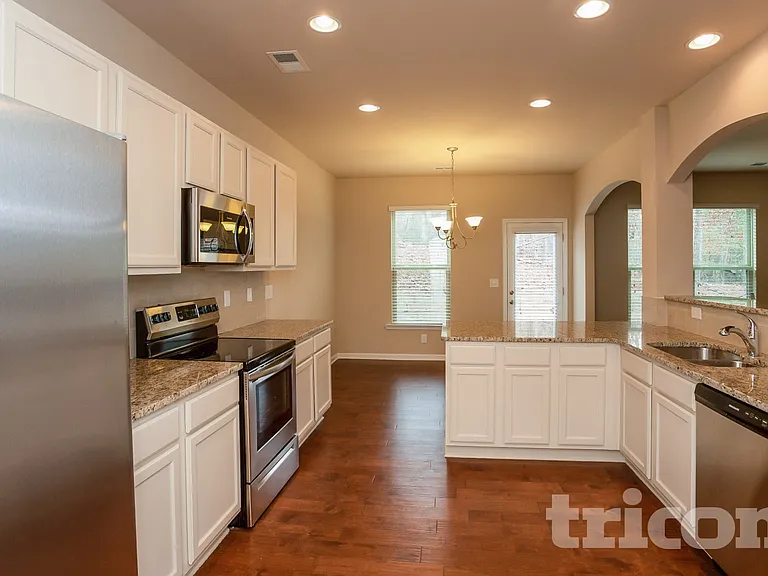 216 Stillwood Dr — Photo 4
