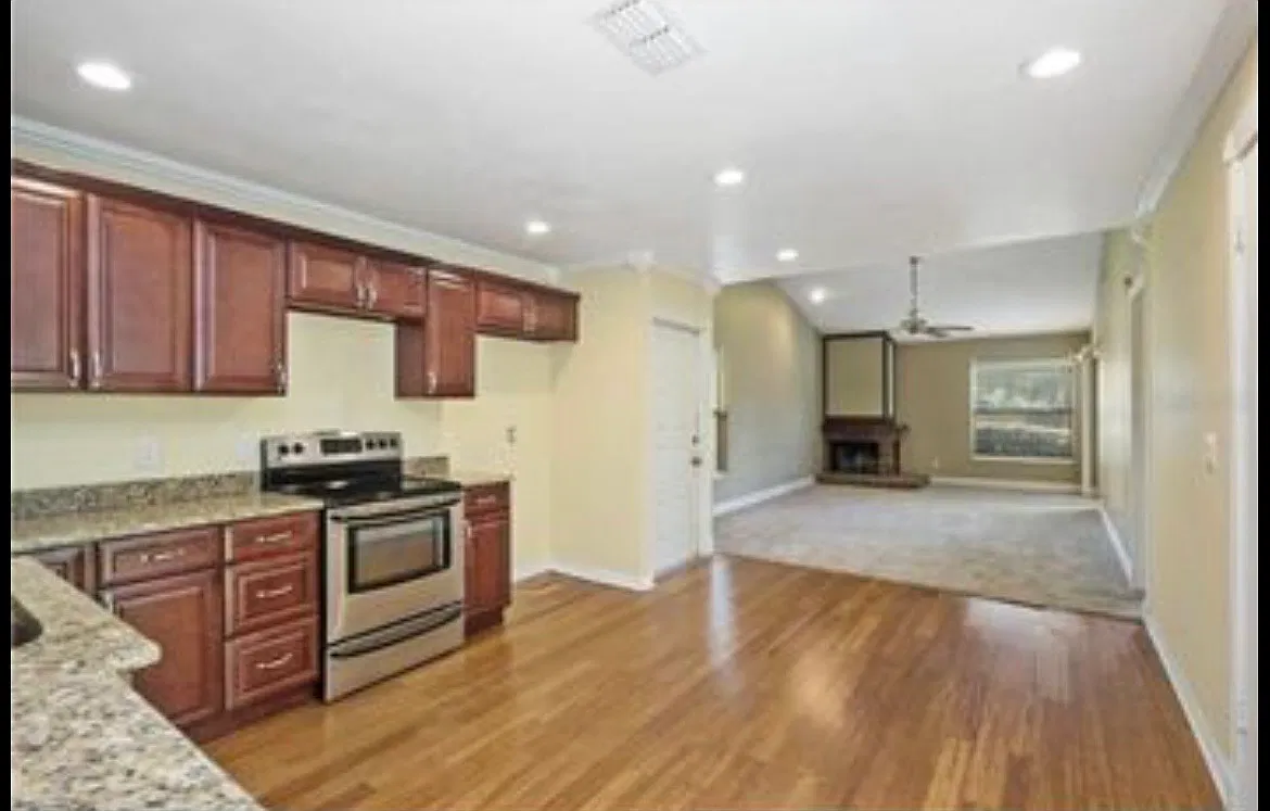 3 bed, 2.0 bath, 1179 sqft, $2,030 — Photo 3
