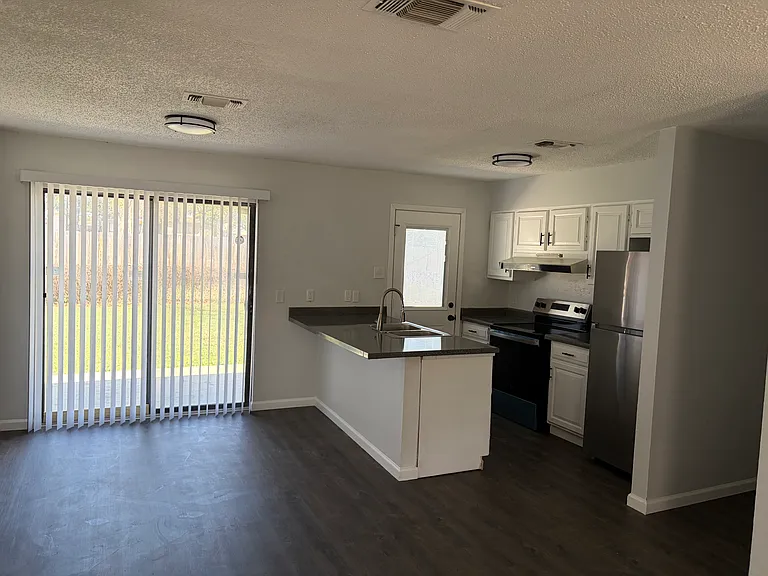 3602 Bremen St — Photo 4
