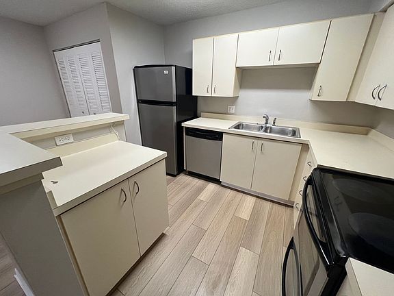 5th image of 365 Forestway Cir Unit 203