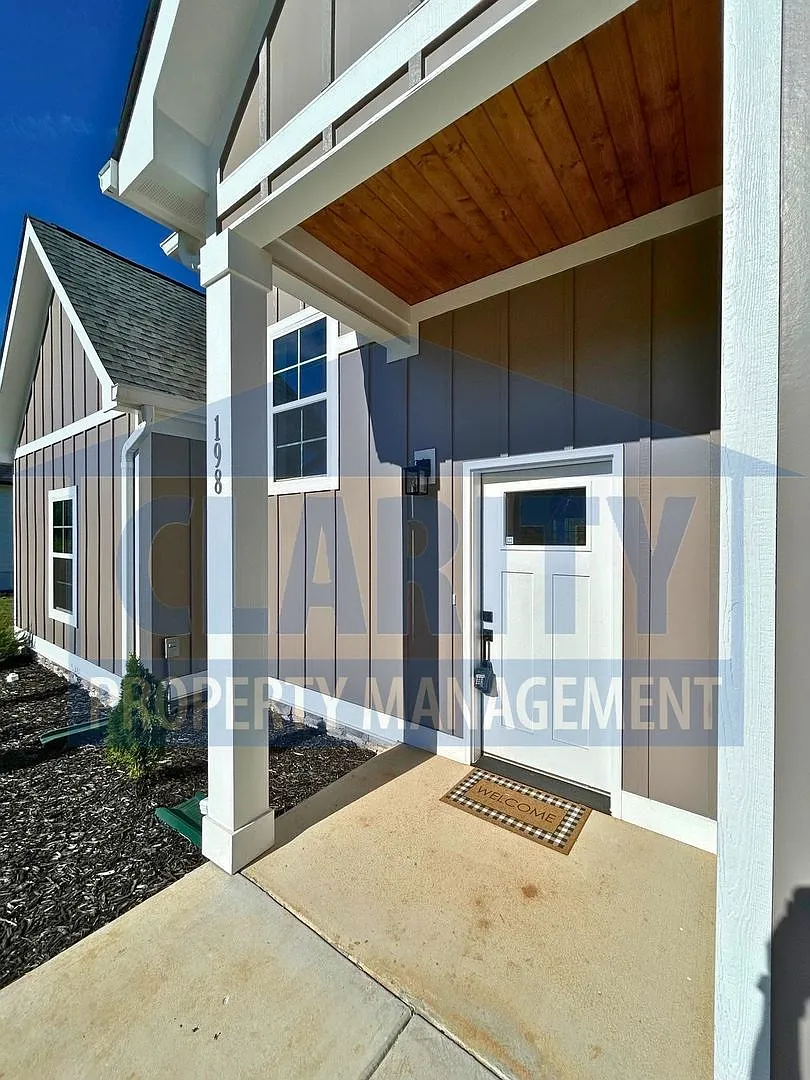 *Brand New* 4 bedroom home! — Photo 4