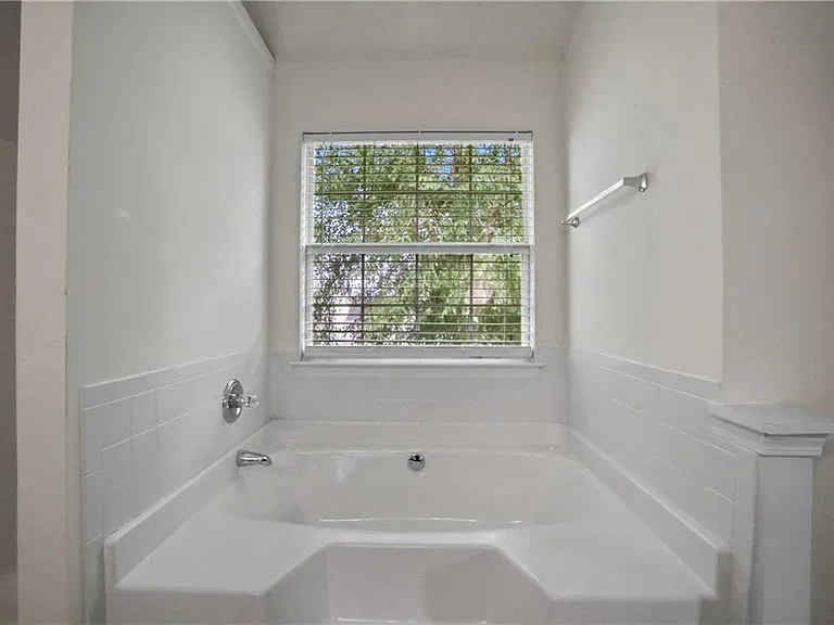 2224 Eagles Nest Cir — Photo 35