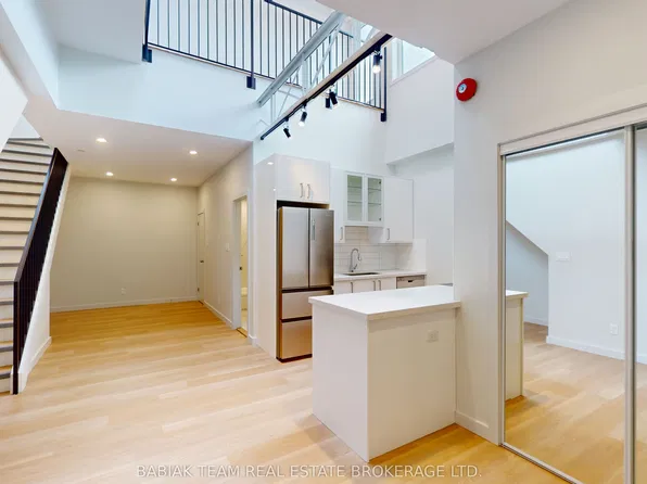 268 Jane St #203, Toronto, ON M6S 3Z2