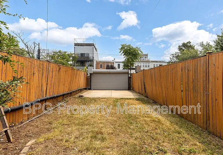 1027 7th St NE — Photo 9