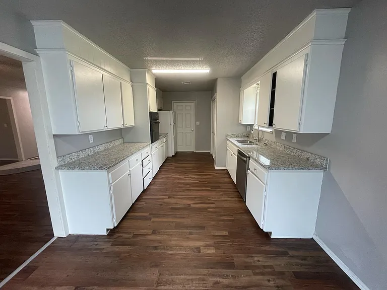 1252 S 27th Pl — Photo 17