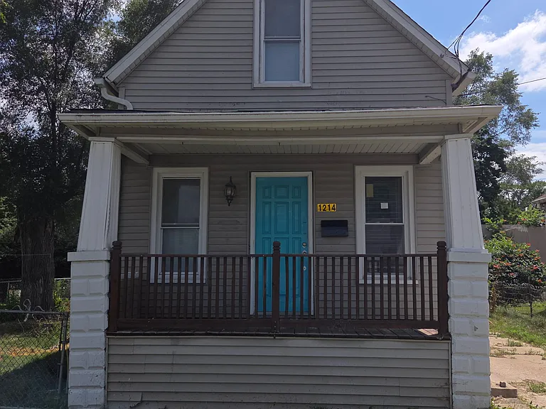 1214 W Brons Ave — Photo 1