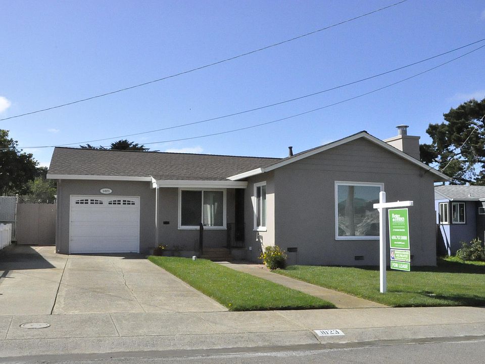 Front - Plenty of Driveway parking!