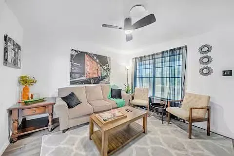 3 bed, 1.0 bath, 968 sqft, $1,975 — Photo 4