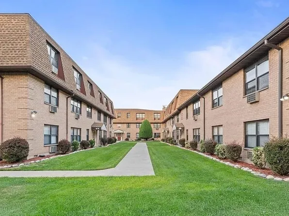 16 N End Dr #16, Secaucus, NJ 07094